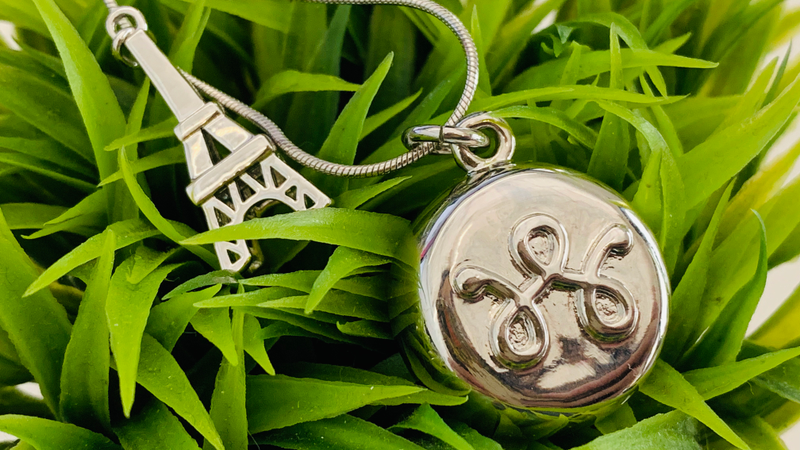 Itβs a thicc boi. I wasnβt a huge fan of the Eiffel Tower charm either.